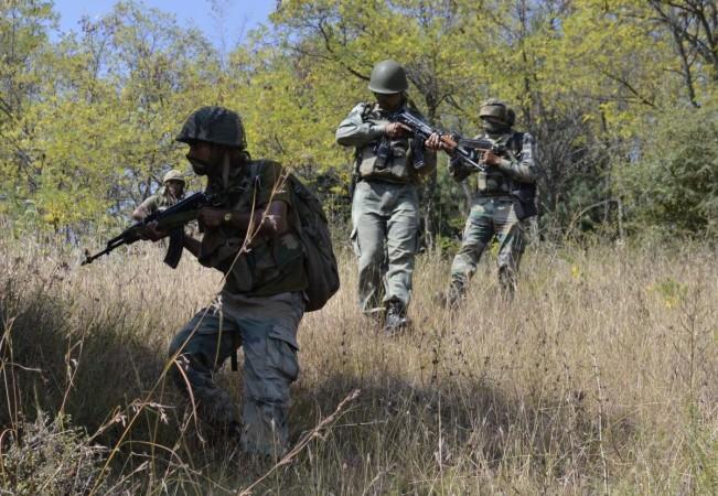नियंत्रणाच्या ओळीवर (एलओसी) अतिरेक्यांशी झालेल्या चकमकी दरम्यान क्रियेत सैनिक. जम्मू -काश्मीज चकमकी
