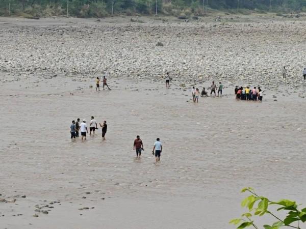 चेनब नदीवरील बागलिहार आणि सलाल धरणांमधून पाण्याचा प्रवाह बंद झाल्यामुळे, अखनूर येथील चेनबमधील पाण्याची पातळी मोठ्या प्रमाणात खाली आली आहे - सर्वात कमी नोंदवलेली सर्वात कमी नोंद झाली आहे. काही भागात, स्थानिक रहिवासी आता नदीच्या पायथ्याशी पार करण्यास सक्षम आहेत. चेनब नदी