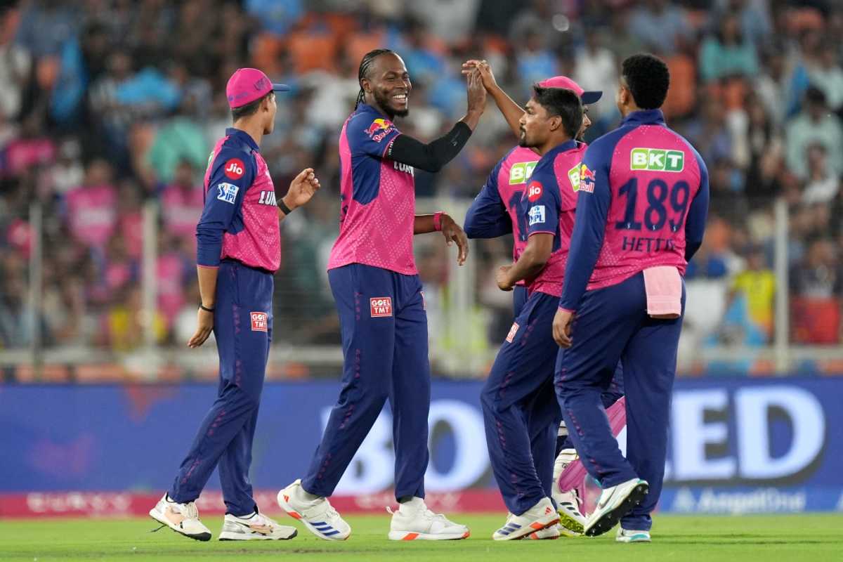 जोफ्रा आर्चरने शुबमन गिल, गुजरात टायटन्स विरुद्ध राजस्थान रॉयल्स, आयपीएल 2025, अहमदाबाद, 9 एप्रिल 2025 परत पाठविण्यासाठी लवकर धडक दिली.