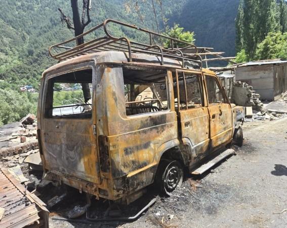 उत्तर काश्मीरच्या कुपवारा जिल्ह्यातील तांगधार भागात पाकिस्तानी गोळीबारात जळलेले वाहन तंचर