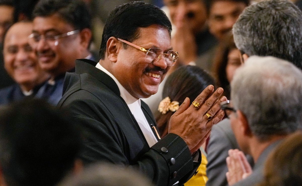 न्यायमूर्ती बीआर गावई यांनी देशाचे मुख्य न्यायाधीश म्हणून शपथ घेतल्यानंतर उपस्थितांना अभिवादन केले. न्यायमूर्ती बीआर गावई यांनी देशाचे मुख्य न्यायाधीश म्हणून शपथ घेतल्यानंतर उपस्थितांना अभिवादन केले.