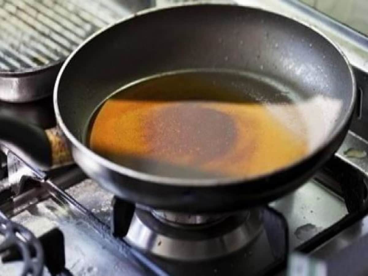 किचन हॅक्स: हिंदीमध्ये स्वयंपाकाच्या तेलाचा पुन्हा वापर करण्यासाठी घराच्या टिपांवर तळण्याचे तेल स्वच्छ आणि पुन्हा वापरण्याचा प्रभावी आणि सोपा मार्ग