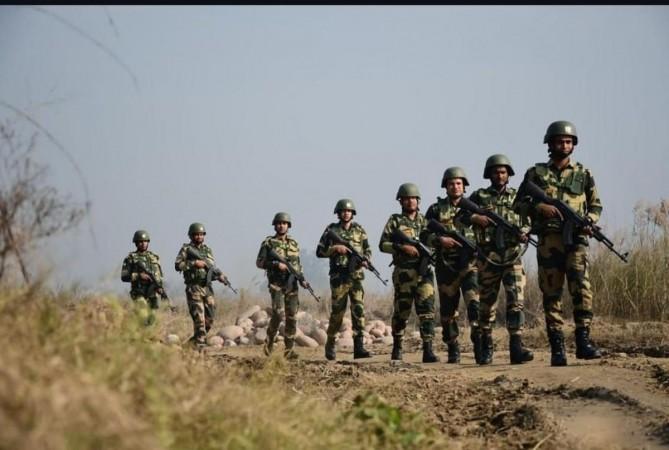 आंतरराष्ट्रीय सीमेचे रक्षण करणारे बीएसएफ कर्मचारी बीएसएफ जवान