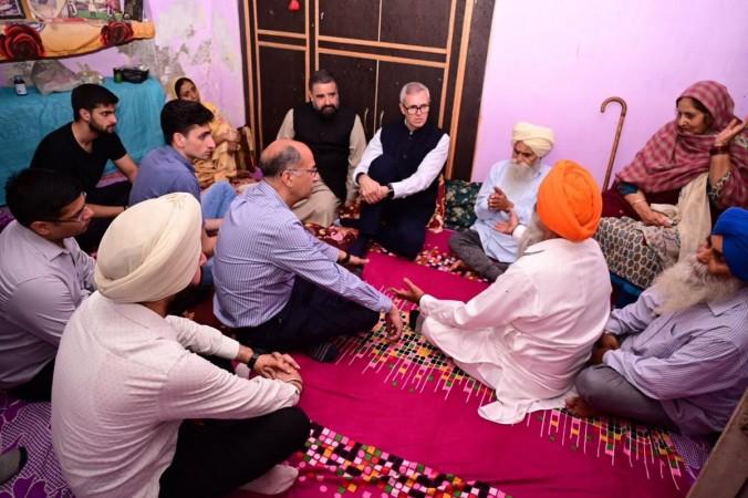 मुख्यमंत्री ओमर अब्दुल्ला कुटुंबांशी भेटले ज्यांनी आपल्या प्रियजनांना पंचमधील गोळीबारात गमावले. ओमर अब्दुल्ला