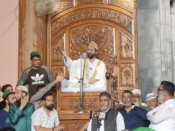 श्रीनगरच्या जमै मशिदी येथे मिरवाईझ ओमर फारूक धार्मिक मंडळीला संबोधित करीत आहेत. फाईल फोटो वेवाईझ हारोक
