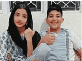 जम्मू -काश्मीरातील सीमेवरील शहरात May मे रोजी नागरिकांवर पाकिस्तानी गोळीबारात बळी पडलेल्या जुळ्या मुलांचे जुळ्या चित्रांचे चित्र टॅन आणि नोकरी