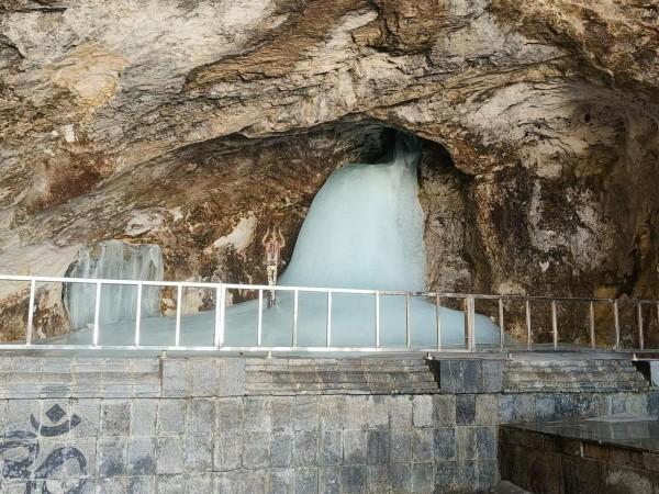 गुहेत पवित्र शिव लिंगमचे दृश्य श्री अमरनाथ. अमरनाथ गुहा