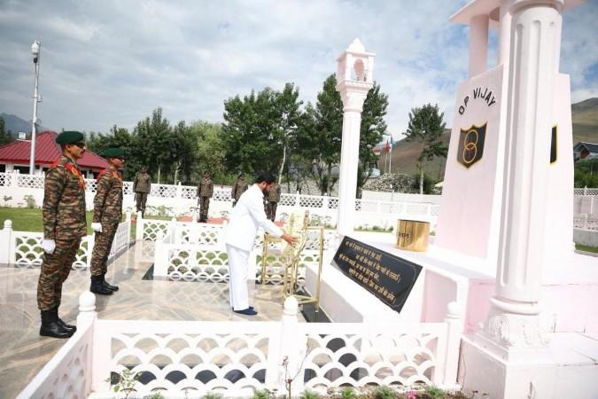 महाराष्ट्र उपमुख्यमंत्री एकनाथ शिंदे कारगिल वॉर मेमोरियलमध्ये शहीदांना श्रद्धांजली वाहत आहेत Eknath shinde