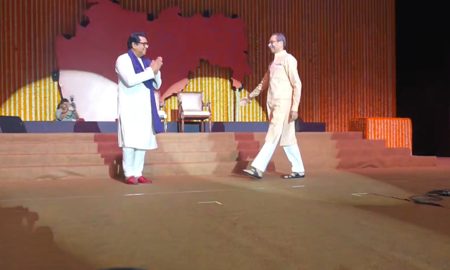 Raj Thackeray Uddhav Thackeray: एकच साहेब आपले, ठाकरे ठाकरे... स्टेजवर संपूर्ण काळोख अन्.. ठाकरे बंधू एकत्र आले 'तो' क्षण