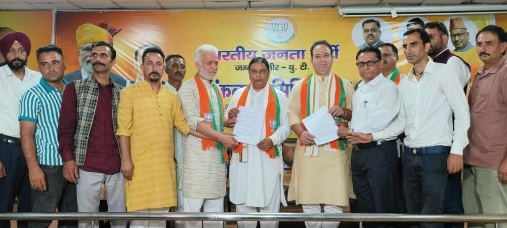 ग्रामीण संरक्षण रक्षकांचे प्रतिनिधी असलेले जम्मू -के -बीजेपी नेते जम्मू -के -बीजेपी नेते