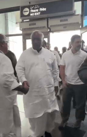 विरोधी पक्षाचे नेते राहुल गांधी आणि कॉंग्रेसचे अध्यक्ष मलिकरजुन खरे राहुल गांधी, खर्गे