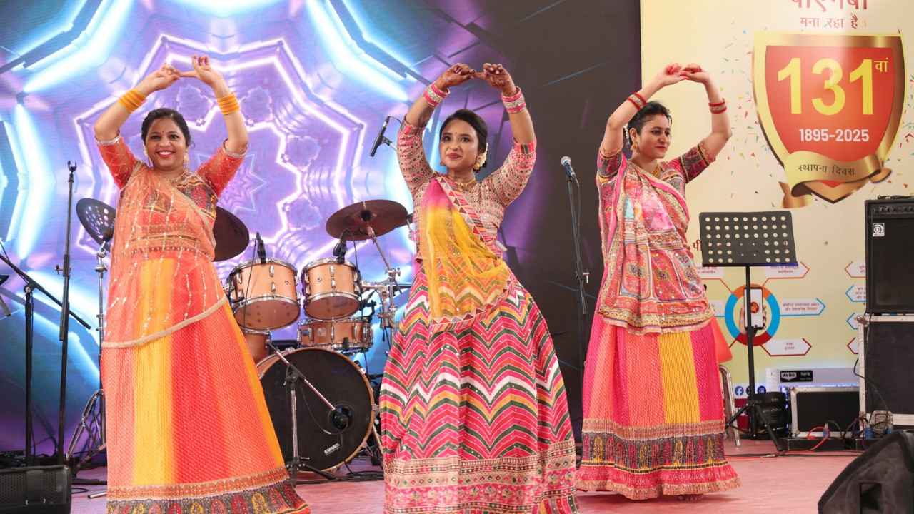 कार्य सांस्कृतिक नृत्य आणि संगीतासह समाप्त झाले