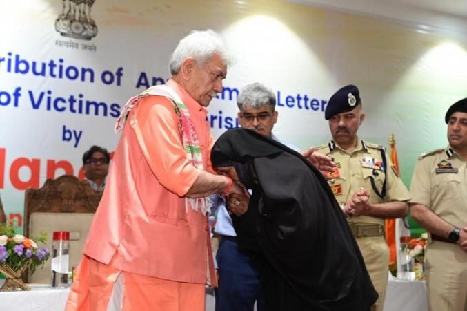 बारामुल्ला जिल्ह्यातील दहशतवादी पीडित कुटुंबांसह जम्मू -के लेफ्टनंट गव्हर्नर मनोज सिन्हा एलजी मनोज सिंग