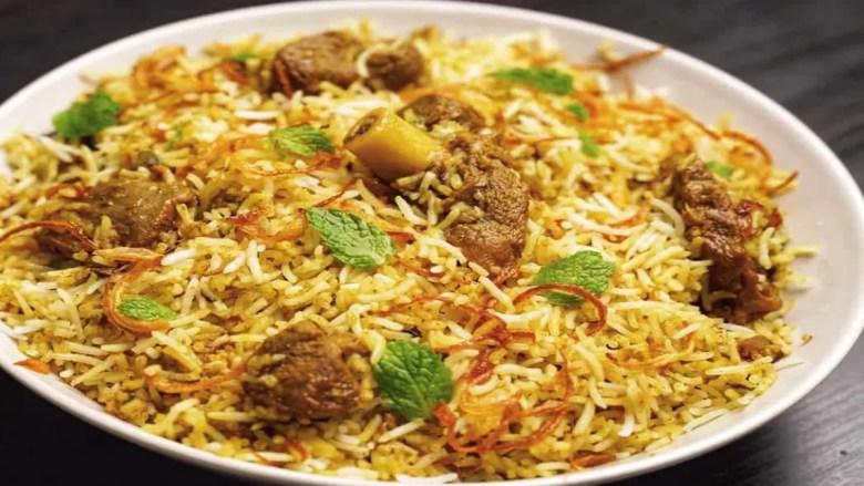 विजय सेठुपतीला बिर्याणी खूप आवडते. तो विशेषत: मटण बिर्याणीचा श्रीमंत आणि चवदार चव घेतो