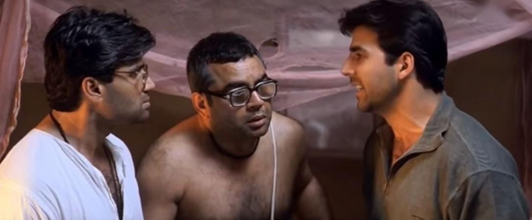 अक्षय कुमार, सुनील शेट्टी आणि परेश रावल या अभिनीत हेर फेरी या पहिल्या चित्रपटातील देखावा हेरा फेरी 3