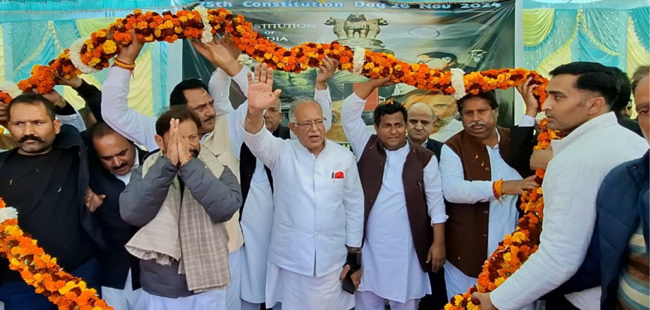 जम्मू -काश्मीरमधील राजौरी येथे मोठ्या प्रमाणात संपर्क कार्यक्रम दरम्यान कॉंग्रेसचे नेते कॉंग्रेसचे नेते