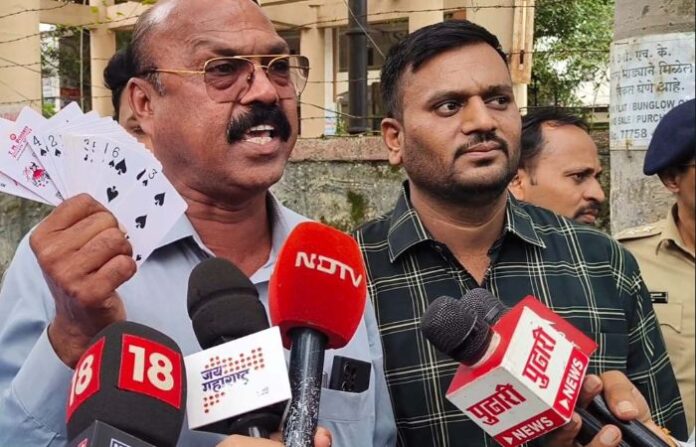 'जंगल रम्मी' पंक्तीवर नशिकमधील मंत्री कोकाटे येथे शिव सेनिक्स हर्ल कार्ड्स 'जंगल रम्मी' पंक्तीवर नशिकमधील मंत्री कोकाटे येथे शिव सेनिक्स हर्ल कार्ड्स