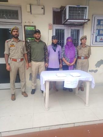 जम्मू -काश्मीर पोलिसांनी ड्रग्सने अटक केली. अटक