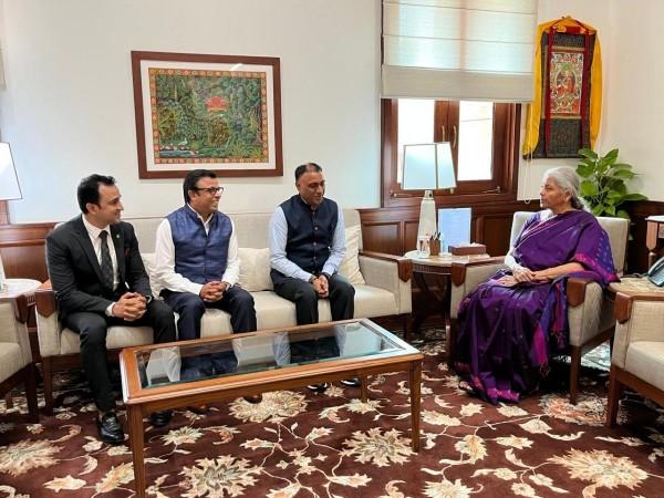 फ्लिपकार्ट ग्रुपचे मुख्य कार्यकारी अधिकारी कल्याण कृष्णमूर्ती आणि मुख्य कॉर्पोरेट अफेयर्स अधिकारी राजनीश कुमार सोमवारी, 4 ऑगस्ट 2025 रोजी नवी दिल्ली येथे भारताचे अर्थमंत्री निर्मला सिथारामन यांना भेटले. फ्लिपकार्ट ग्रुपचे मुख्य कार्यकारी अधिकारी कल्याण कृष्णमूर्ती आणि मुख्य कॉर्पोरेट अफेयर्स अधिकारी राजनीश कुमार सोमवारी, 4 ऑगस्ट 2025 रोजी नवी दिल्ली येथे भारताचे अर्थमंत्री निर्मला सिथारामन यांना भेटले.