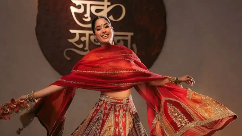 मसाबा गुप्ताच्या नवीनतम ब्राइडल कलेक्शनमध्ये वधू म्हणून जान्हवी कपूरने चित्तथरारक बनविला, ज्यामध्ये मऊ ग्लॅम मेकअप, दव त्वचा आणि एक गोंडस बांधलेले बन आहे