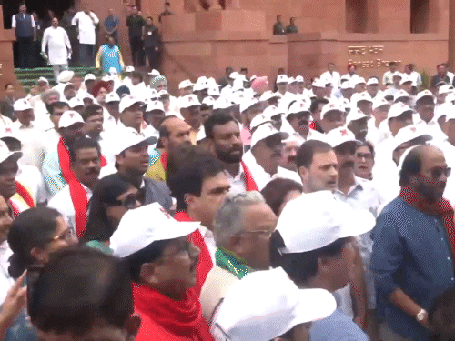 सकाळी 11.30 वाजता सुमारे 300 खासदार संसदेच्या मकर गेटवर जमले. राष्ट्रगीत गाऊन निषेध मोर्चा सुरू केला.