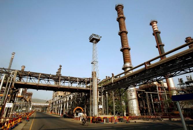 फाईल फोटो: एक कामगार मुंबई, भारत 24 एप्रिल, 2008 मधील भारत पेट्रोलियम कॉर्पोरेशन लिमिटेड रिफायनरी येथे सायकल चालवितो. बीपीसीएल