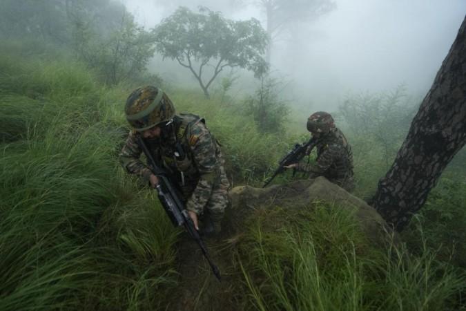 एलओसी वर शोध घेणारे एक सैनिक लोकल वर सैनिक