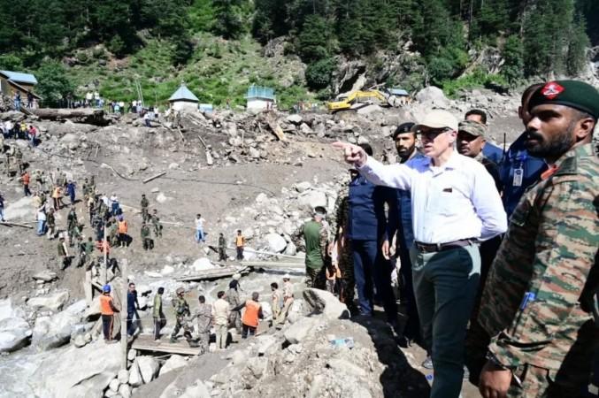 जम्मू आणि काश्मीरचे मुख्यमंत्री ओमर अब्दुल्ला किशतवार जिल्ह्यातील क्लाउडबर्स्ट-पीडित गाव चोसिती येथे भू-परिस्थितीचा आढावा घेत आहेत. ओमर अब्दुल्ला