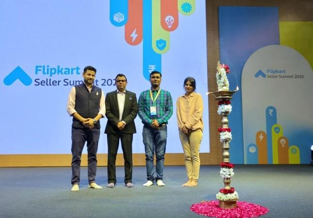 मुख्य कॉर्पोरेट अफेयर्स ऑफिसर रजनीश कुमार आणि कपिल थिरानी, उपाध्यक्ष आणि मार्केटप्लेसचे प्रमुख दिल्लीतील फ्लिपकार्ट विक्रेता शिखर परिषदेत उपस्थित होते. राजनीश कुमार, मुख्य कॉर्पोरेट अफेयर्स ऑफिसर आणि कपिल थिरानी, उपाध्यक्ष आणि मार्केटप्लेसचे प्रमुख
