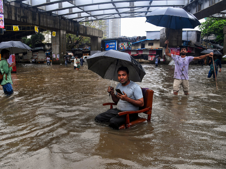 मंगळवारी, एक व्यक्ती ओशिवारा रस्त्यावर पाण्यात खुर्ची घेऊन बसली.