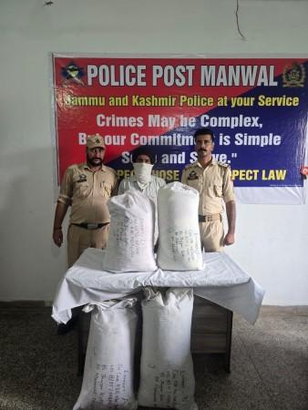 अंडी बॉयलर शेल्फ्स आणि जामिंगने अटक केली पंजाबमधील आणखी एक पेडलर औषध पेडलर