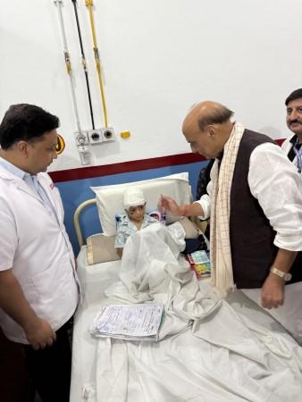 संरक्षणमंत्री राजनाथ सिंह सरकारी मेडिकल कॉलेज हॉस्पिटल जम्मू येथे किशतवार क्लाउडबर्स्टच्या पीडितांच्या अटींबद्दल चौकशी करीत. राजनाथ सिंग