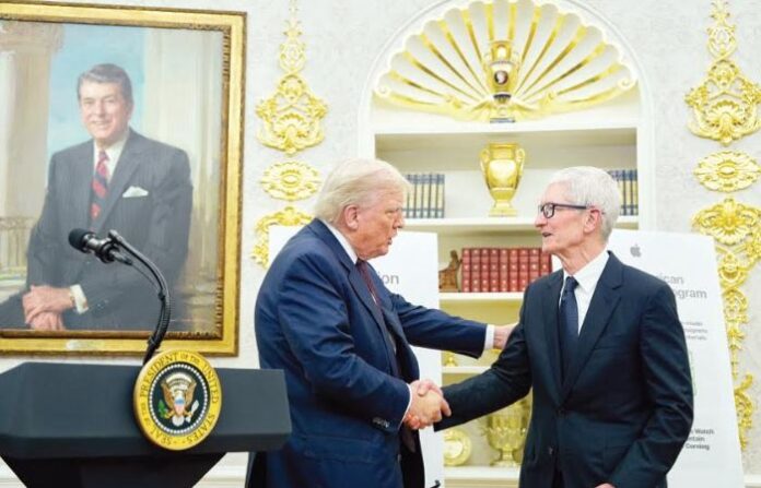 Tim Cook Donald Trump