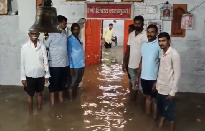 फ्लड वॉटर-एंटर्स-अॅडिनाथ-टेम्पल-इन-औंधा फ्लड वॉटर-एंटर्स-अॅडिनाथ-टेम्पल-इन-औंधा