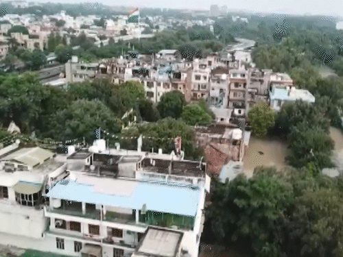 दिल्लीतील यमुनाच्या काठावर स्थित मठ बाजार आणि वासुदेव घाट भाग बुडले आहेत.