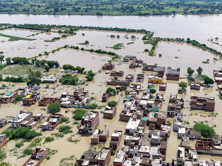 उत्तर प्रदेशच्या मथुरा येथील यमुना नदीच्या काठावर वसलेले भाग गुरुवारी बुडलेले दिसले.