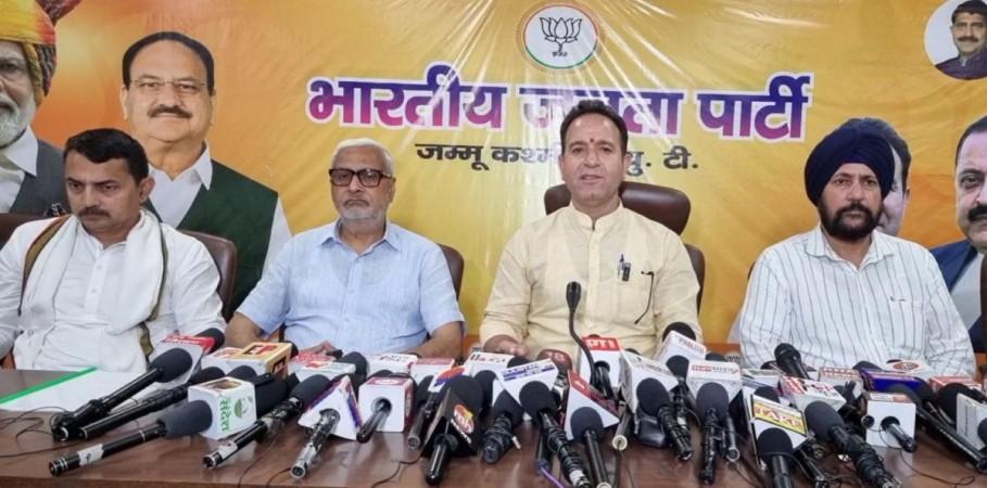 भाजपाच्या इतर नेत्यांसमवेत जम्मू -के -असेंब्ली सुनील शर्मा येथे विरोधी पक्षनेते. भाजप मीडिया सेल सुनील शर्मा