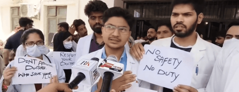 आपचे आमदार मेहराज मलिक यांच्या विरोधात जम्मू-काश्मीरातील डॉोडा हॉस्पिटलच्या डॉक्टर आणि पॅरा-मेडिकल स्टाफचे फाइल चित्र डॉक्टर