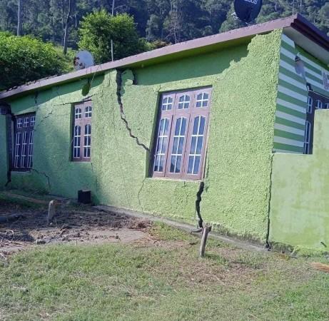 जमीन बुडल्यामुळे निवासी इमारतीने क्रॅक विकसित केला बुडणे