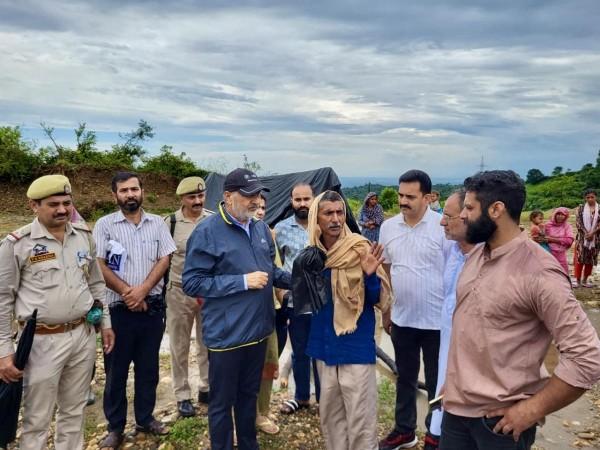 बंटलबच्या बाणाच्या बुडणा land ्या भूमीला भेट देताना आमदार शम लाल शर्मा शॅम लाल शर्मा