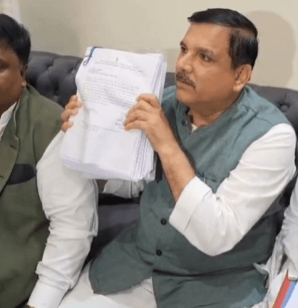 आपचे नेते संजय सिंह यांनी जम्मू-काश्मीर पोलिसांच्या 800 पृष्ठांवर डॉसियर दाखविला. आमदार मेहराज मलिक संजय सिंग