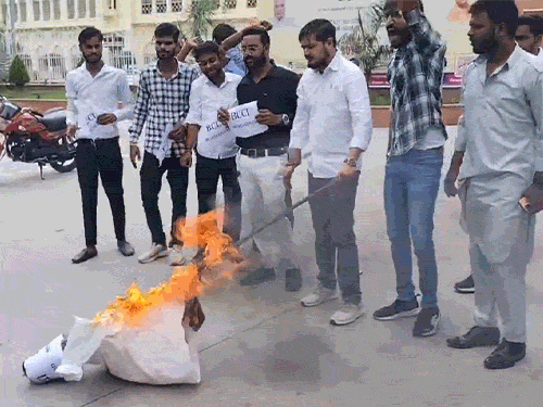 लखनऊ विद्यापीठाच्या गेट क्रमांक 3 वर, विद्यार्थ्यांनी शनिवारी बीसीसीआयचा पुतळा जाळून भारत-पाकिस्तान सामन्याचा विरोध केला
