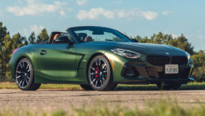 BMW Z4: या आश्चर्यकारक 2-सीटर परिवर्तनीय कूपमध्ये अतुलनीय लक्झरी, पॉवर आणि शैलीचा अनुभव घ्या