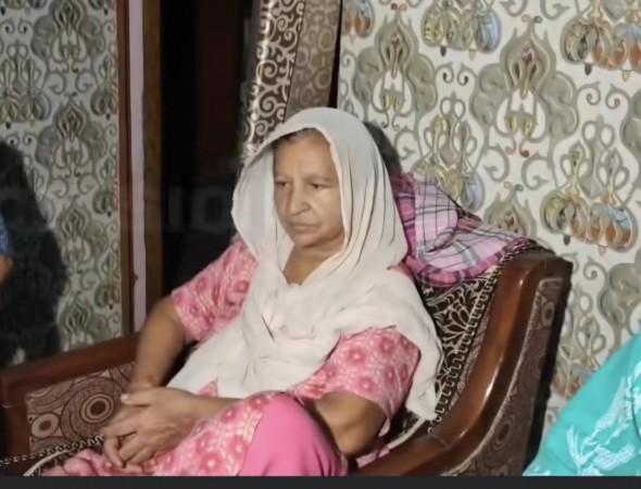 असहाय्य आई कृष्णा देवी आपला एकुलता एक मुलगा, सून आणि भव्य मुलगा परत येण्याची वाट पाहत आहे, जो 14 ऑगस्टच्या किश्त्वर येथे क्लाउडबर्स्टनंतर बेपत्ता झाला आहे. असहाय्य आई