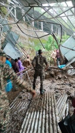 प्राणघातक भूस्खलनानंतर माता वैष्णो देवी मंदिराच्या ट्रॅकवर चालू असलेल्या बचाव ऑपरेशनचे दृश्य भूस्खलन