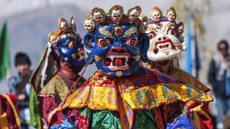 स्व-शिस्त आणि आध्यात्मिक प्रतिबिंब हायलाइट करणारे विधी करणारे भिक्षू