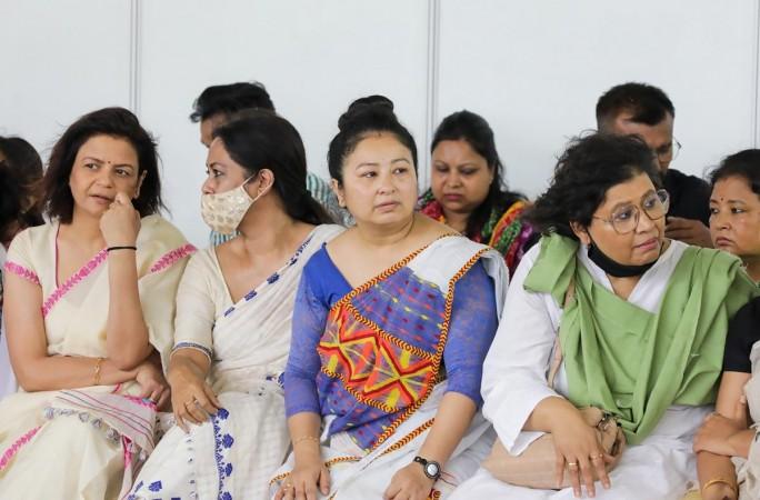 संपूर्ण राज्य सन्मानाने झुबिन गर्गने अंत्यसंस्कार केले; आसामने त्याच्या आवडत्या गाण्याने त्याच्या संगीत चिन्हाची निरोप दिली संपूर्ण राज्य सन्मानाने झुबिन गर्गने अंत्यसंस्कार केले; आसामने त्याच्या आवडत्या गाण्याने त्याच्या संगीत चिन्हाची निरोप दिली