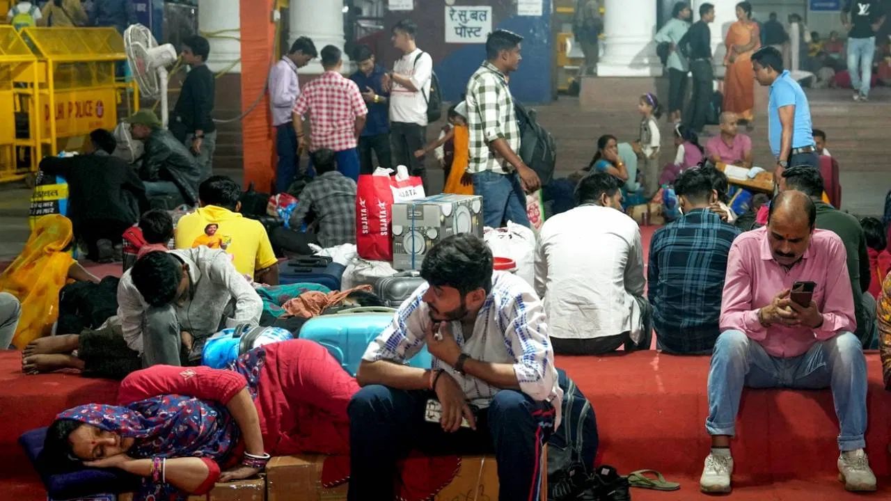 रेल्वेमध्ये धूम्रपान करणे हा रेल्वे कायद्याच्या कलम 167 अंतर्गत गुन्हा आहे. सिगारेट किंवा बीडी पिण्यामुळे दंड किंवा कारावास होऊ शकते. बर्याच प्रकरणांमध्ये प्रवाशांना त्वरित अटक केली जाते.