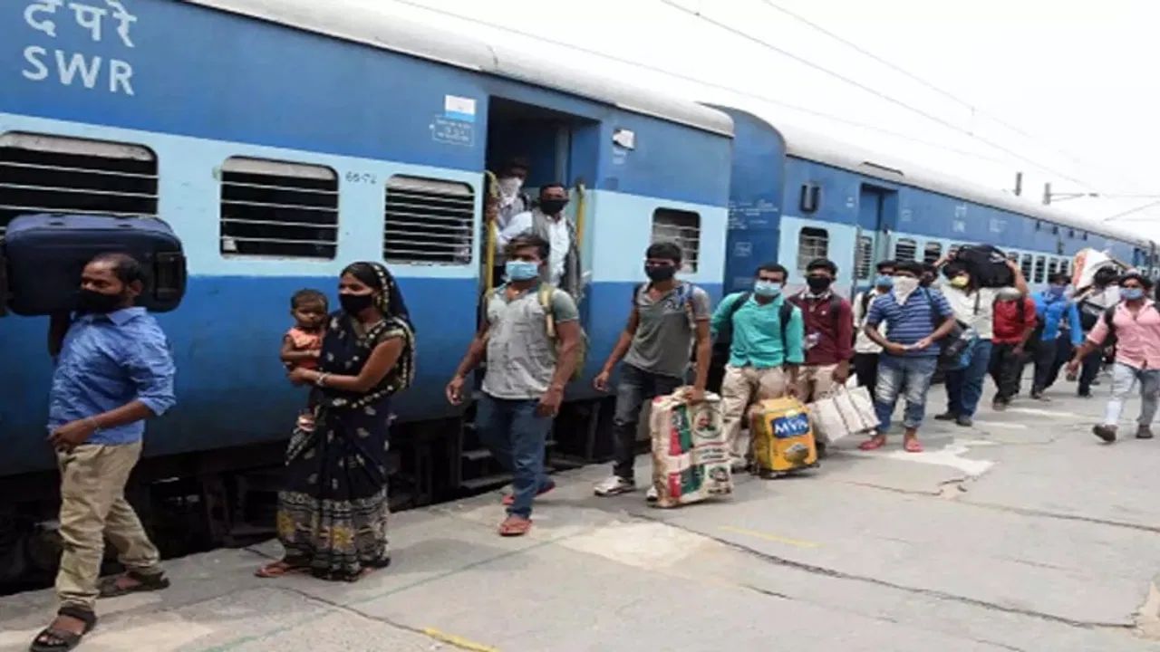 कलम १1१ अन्वये ट्रेनची साखळी काढणे हा गुन्हा मानला जातो. असे केल्यास आपणास एका वर्षापर्यंत किंवा १००० रुपयांपर्यंत दंड ठोठावला जाऊ शकतो. बहुतेकदा उत्सवांच्या उपहासात ही चूक आहे, परंतु त्याला तुरूंगातही शिक्षा सुनावली जाऊ शकते.