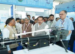 मशीनी-व्युत्पन्न सामग्रीभोवती उभे असलेल्या पुरुषांचा एक गट चुकीचा असू शकतो.